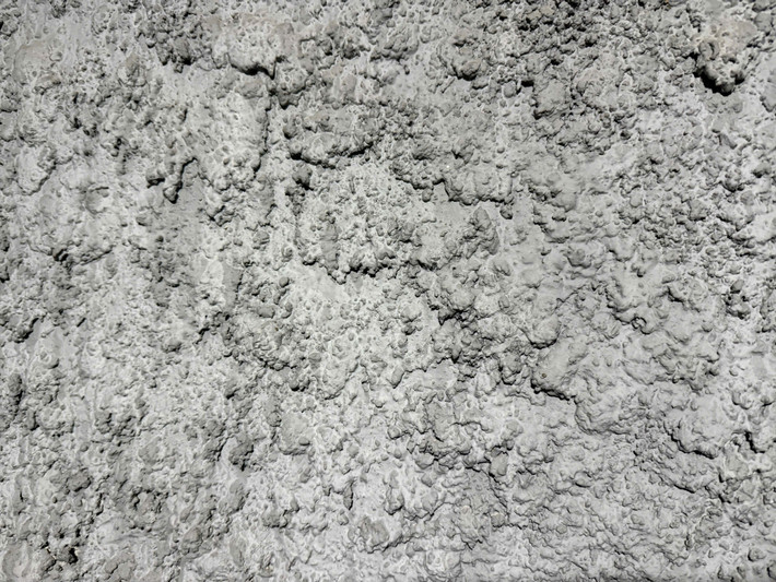 Các phòng được ngăn cách bằng những bức tường gạch dày, tạo thành một kết cấu vững chắc có thể chịu được rung chấn từ bom đạn.