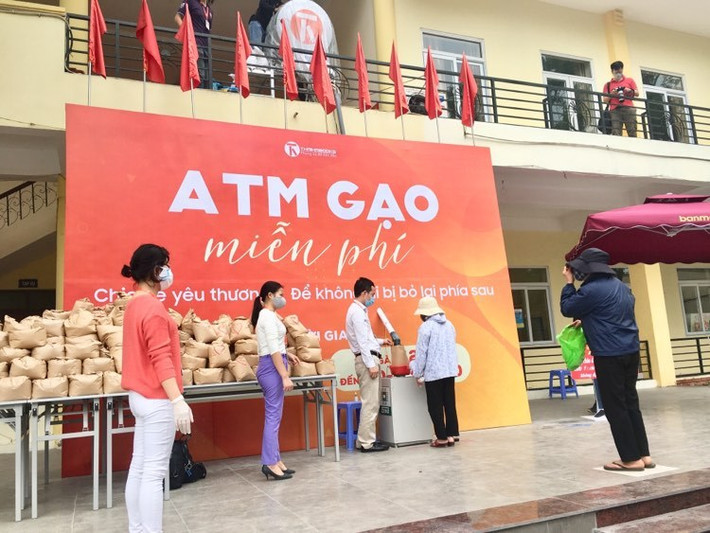 Tuy nhiên, ngày 15/4, do lượng người đến nhận gạo quá đông, không đảm bảo khoảng cách phòng dịch COVID-19 nên cây “ATM gạo” đặt tại trung tâm văn hóa phường Nghĩa Tân đã tạm dừng phát. Người nghèo nhận gạo ATM: "Một miếng khi đói bằng một gói khi no". (Nguồn: VTC Now)