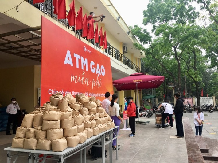 Trước đó, ngày 11/4, cây “ATM gạo” đặt tại trung tâm văn hóa phường Nghĩa Tân nhằm giúp đỡ phần nào cho người có hoàn cảnh khó khăn trong mùa dịch.