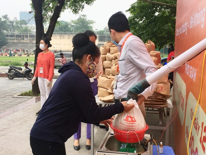Mỗi người dân được nhận không quá gạo 3kg/lần.