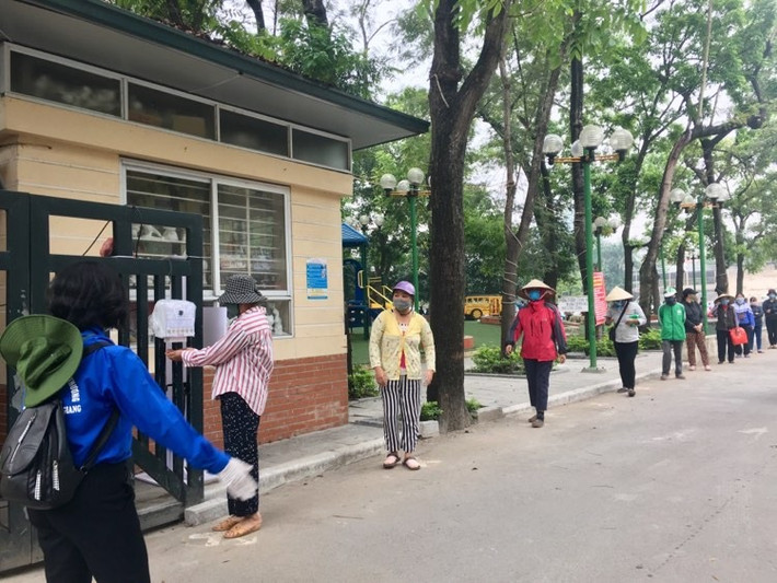 Tất cả những người đến cây "ATM gạo" đều phải đeo khẩu trang, rửa tay trước khi vào nhận gạo.