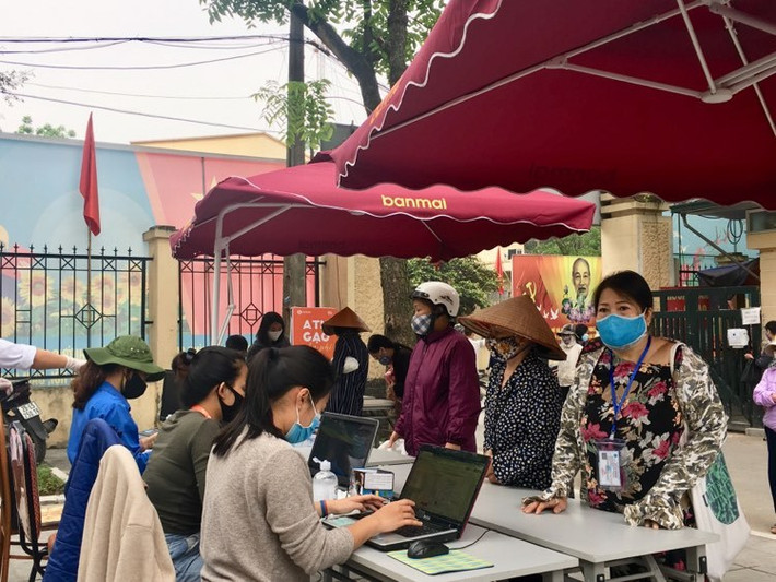 Người dân phải đăng ký thông tin trước khi vào nhận gạo.