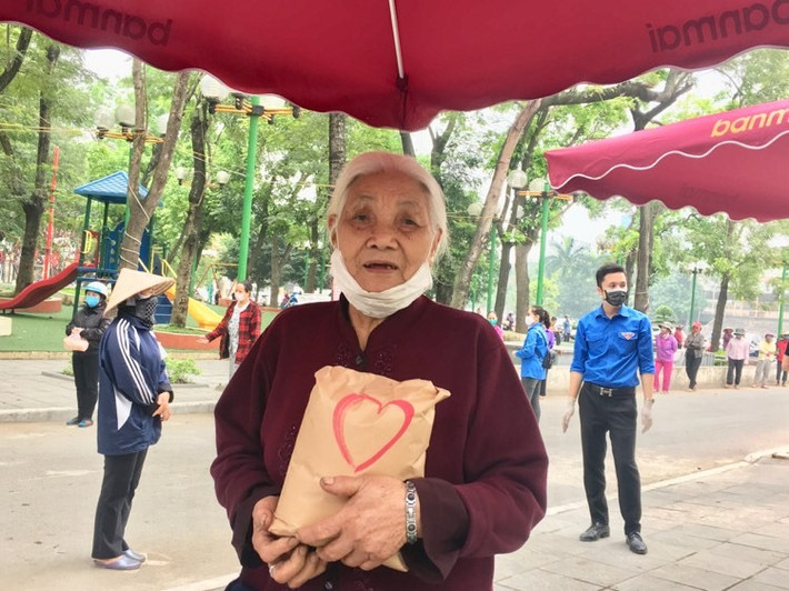 Bà Trần Thị Tâm (82 tuổi, trú tại 61 Bạch Đằng, quận Hai Bà Trưng, Hà Nội) chia sẻ: “Đang khổ sở quá mà nhà thì có 5 người ăn nhưng không có việc làm, trước tôi còn nhặt đồng nát, con trai làm xe ôm và con dâu thì đi bán bún thuê và hai cháu nhỏ đang học nhưng giờ đang dịch nghỉ ở nhà. Khi nghe tin trên mạng, tôi đến nhận 3kg, mừng lắm!”.