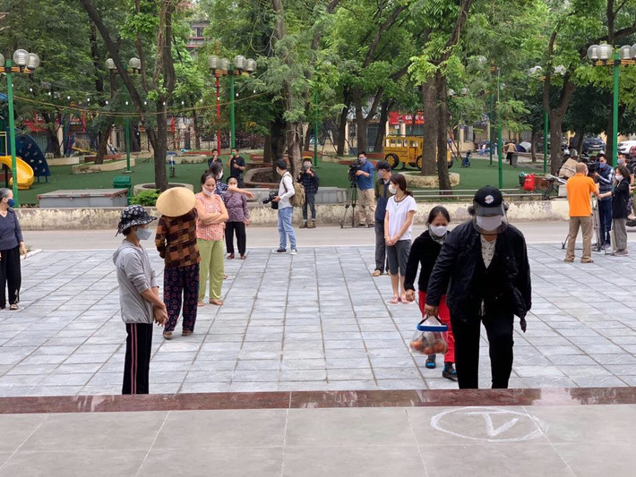Do được thông báo trước nên có khá đông người dân có hoàn cảnh khó khăn đã đến nhận gạo.