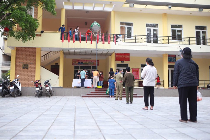 Trước đó, ngày 7/4, cây “ATM gạo” đã được đưa vào hoạt động tại TP HCM để giúp người lao động nghèo tạm thời vượt qua khó khăn trong mùa dịch COVID-19. Sau khi đặt cây "ATM gạo" trên đã được nhiều nhà hảo tâm đến ủng hộ, quyên góp gạo. TPHCM: "Máy ATM" rút gạo miễn phí cho người nghèo. (Nguồn: VTC)