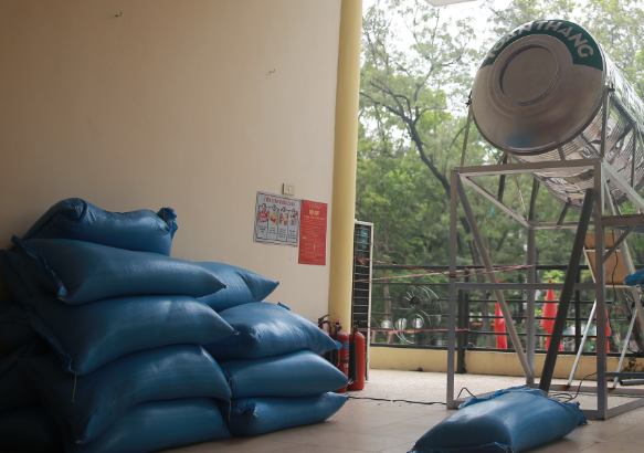 Những bao gạo được chuẩn bị sẵn sàng để đổ vào bình chứa.