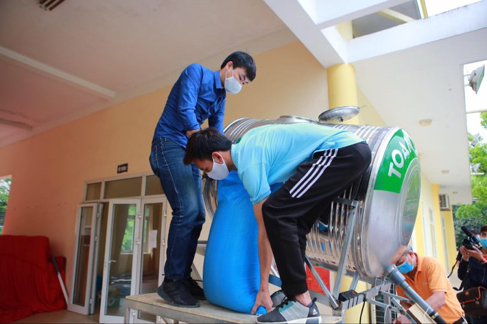 Dự kiến, việc phát gạo tại cây "ATM gạo" này được bắt đầu 11/4 đến hết ngày 30/4. Thời gian phát từ gạo từ 8 - 17h mỗi ngày.