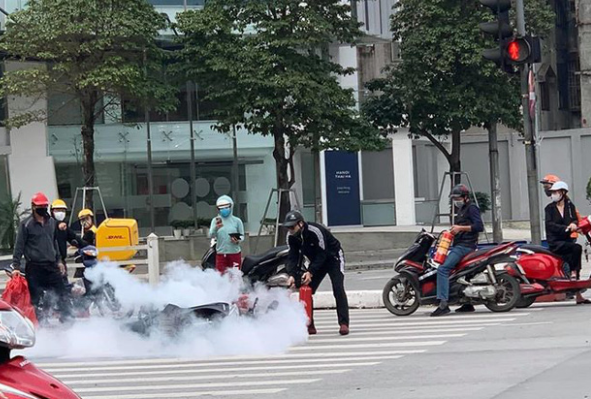 Nhiều người lưu thông trên đường đã dừng lại hỗ trợ bình chữa cháy để dập lửa nhưng không thể dập tất lại đám cháy.