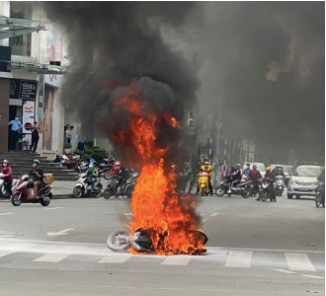 Chiếc xe máy được cho là đang dừng đèn đỏ ở ngã tư thì bốc cháy, rất may chủ xe đã kịp chạy ra ngoài trước khi xảy ra vụ cháy.