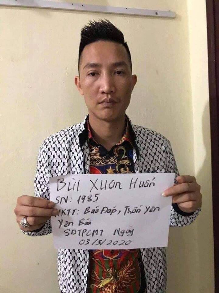 Huấn hoa hồng nhiều lần bị phát hiện dương tính với ma túy: Tên thật là Bùi Xuân Huấn (SN 1985, quê Yên Bái). Tối 4/3, công an TP Lào Cai, tỉnh Lào Cai phát hiện Huấn hoa hồng cùng nhóm bạn nghi sử dụng trái phép chất ma túy khi kiểm tra một cơ sở trên địa bàn. Qua kiểm tra, Huấn "hoa hồng" dương tính với ma túy. "Lực lượng chức năng đang lập hồ sơ đưa người Huấn "hoa hồng" vào trung tâm cai nghiện”.