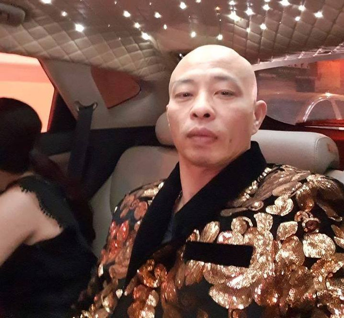 Ngoài ra, Đường "Nhuệ" cũng được ví là dân chơi chịu chi do có lần ông mời 50 ca sĩ đến dự sinh nhật vợ. Một lần khác, ông Đường còn bỏ ra hàng trăm triệu đồng mời nam ca sĩ nổi tiếng về hát kỷ niệm 10 năm ngày cưới.