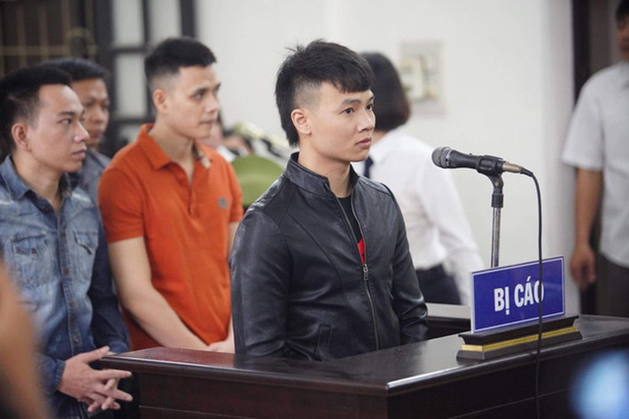 Giang hồ mạng "trẻ trâu" Khá Bảnh: Ngày 13/11/2019, Ngô Bá Khá (26 tuổi, còn gọi Khá Bảnh) bị TAND thị xã Từ Sơn, tinh Bắc Ninh tuyên phạt 4 năm tù về tội 'đánh bạc', 6 năm 6 tháng tù về tội 'tổ chức đánh bạc', tổng hình phạt 10 năm 6 tháng tù.