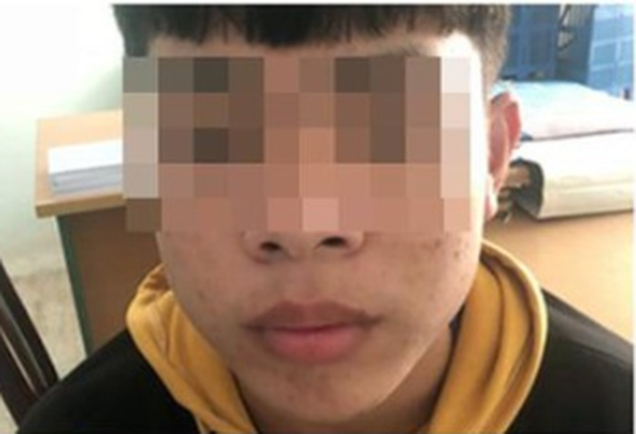 3 thiếu niên thay nhau hiếp dâm thiếu nữ giữa đêm: Ngày 21/3, công an tỉnh Quảng Nam cho biết đang tiếp nhận hồ sơ vụ 3 thiếu niên hiếp dâm tập thể một thiếu nữ xảy ra trên địa bàn. (Nam thanh niên liên quan đến vụ việc. Ảnh: CA)