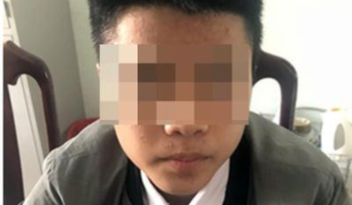 Tại đây, Toàn, Quốc, Nhân và em L. ngồi cùng chỗ, còn T. và Dương đi bộ ra cách đó khoảng 50 mét nói chuyện, trong khi ngồi nói chuyện, Toàn kéo tay ôm và vật xuống đường, em L. dùng chân đạp Toàn ra rồi bỏ chạy. Tuy nhiên, cả ba đuổi theo giữ em L. lại kéo vào bãi cỏ ven đường rồi Toàn, Quốc, Nhân thay phiên thực hiện hành vi hiếp dâm. (Nam thanh niên liên quan đến vụ việc. Ảnh: CA)