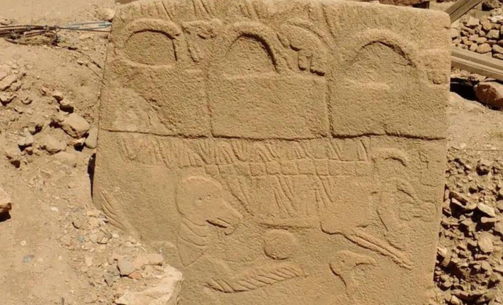 Göbekli Tepe, được coi là di chỉ khảo cổ lâu đời nhất trên thế giới với nhiều ngôi đền và hình chạm khắc tinh xảo, từ lâu đã là tâm điểm của các cuộc nghiên cứu khảo cổ học. Tuy nhiên, những phát hiện gần đây về hệ thống lịch được khắc trên cột đá tại đây đã khiến giới khoa học kinh ngạc. (Ảnh: dailygalaxy)