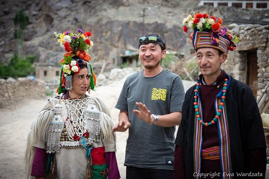Văn hóa của người Drokpa không chỉ được bảo tồn qua những bộ trang phục truyền thống đầy màu sắc, những bài hát dân gian, mà còn qua những tập tục hôn nhân đặc biệt. Trong đó, phong tục tự do đổi vợ là điều khiến nhiều người tò mò và cũng gây ra không ít tranh cãi.