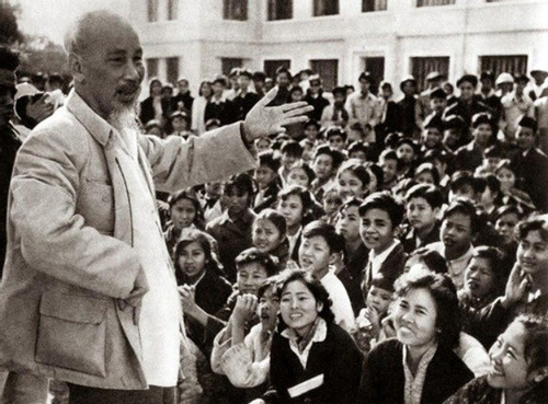 Trước năm 1945, hệ thống giáo dục tại Việt Nam chịu ảnh hưởng lớn từ Pháp, và ngày khai giảng không cố định. Sau Cách mạng Tháng Tám thành công và nước Việt Nam Dân chủ Cộng hòa được thành lập vào ngày 2/9/1945, Chủ tịch Hồ Chí Minh đã ký sắc lệnh thành lập hệ thống giáo dục quốc gia. Ngày khai giảng năm học mới cũng từ đó được quy định chính thức. (Nguồn ảnh: Vietnamnet)