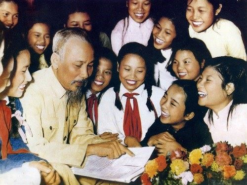 Việc chọn ngày 5/9 làm ngày khai giảng năm học mới không chỉ mang tính lịch sử mà còn chứa đựng ý nghĩa sâu sắc về sự khởi đầu, tinh thần học hỏi và xây dựng tương lai của đất nước. Đó là ngày mà cả nước cùng chung tay, đồng lòng vì một nền giáo dục tiến bộ, vì những thế hệ trẻ đầy tri thức và lòng yêu nước. (Nguồn ảnh: Bảo tàng Hồ Chí Minh)