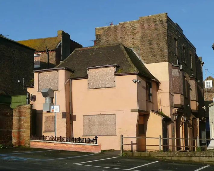Quán rượu Old Cottage của anh David Gorton (sống ở Margate, Kent, Anh Quốc) vốn là một công trình được xếp hạng bảo tồn Hạng II. Mới đây, David đã quyết định tân trang lại quán rượu để tiếp tục kinh doanh. (Ảnh: The Sun)