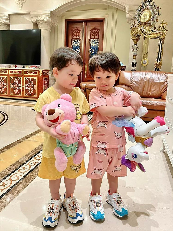 Mới nhất Đỗ Quang Vinh còn đăng tải clip ngắn, ghi lại hành trình đưa con đi học mỗi ngày "đốn tim" cư dân mạng.