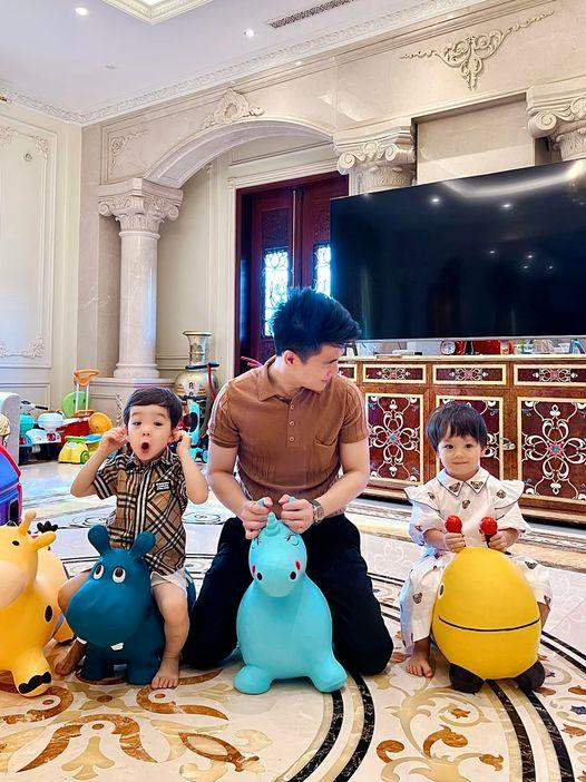 Hiện 3 bố con Quang Vinh đang sống cùng vợ chồng bầu Hiển tại một biệt thự trên con phố sầm uất của Hà Nội.