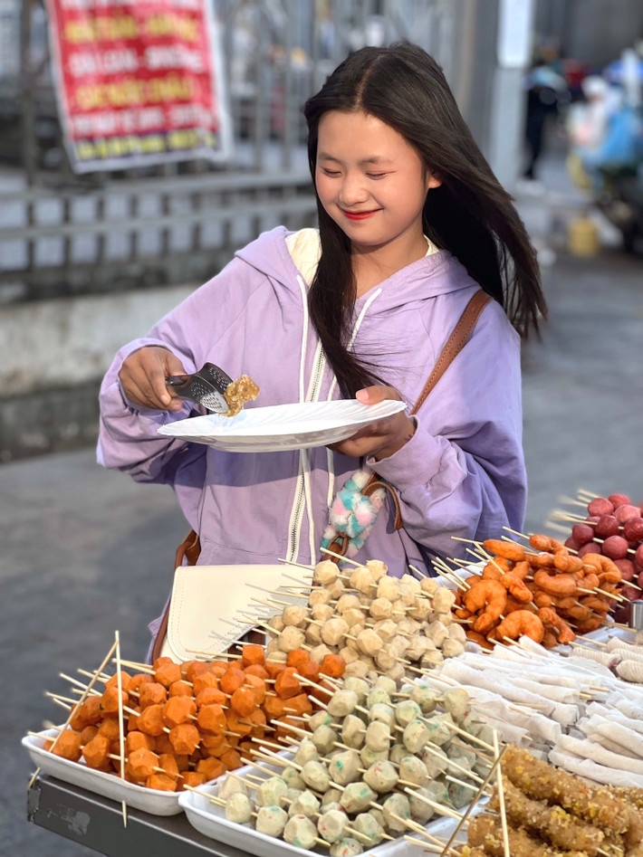 Trong ảnh, Phúng Phính diện một chiếc áo khoác màu tím trông vô cùng trẻ trung và phù hợp với tiết trời thu Hà Nội.