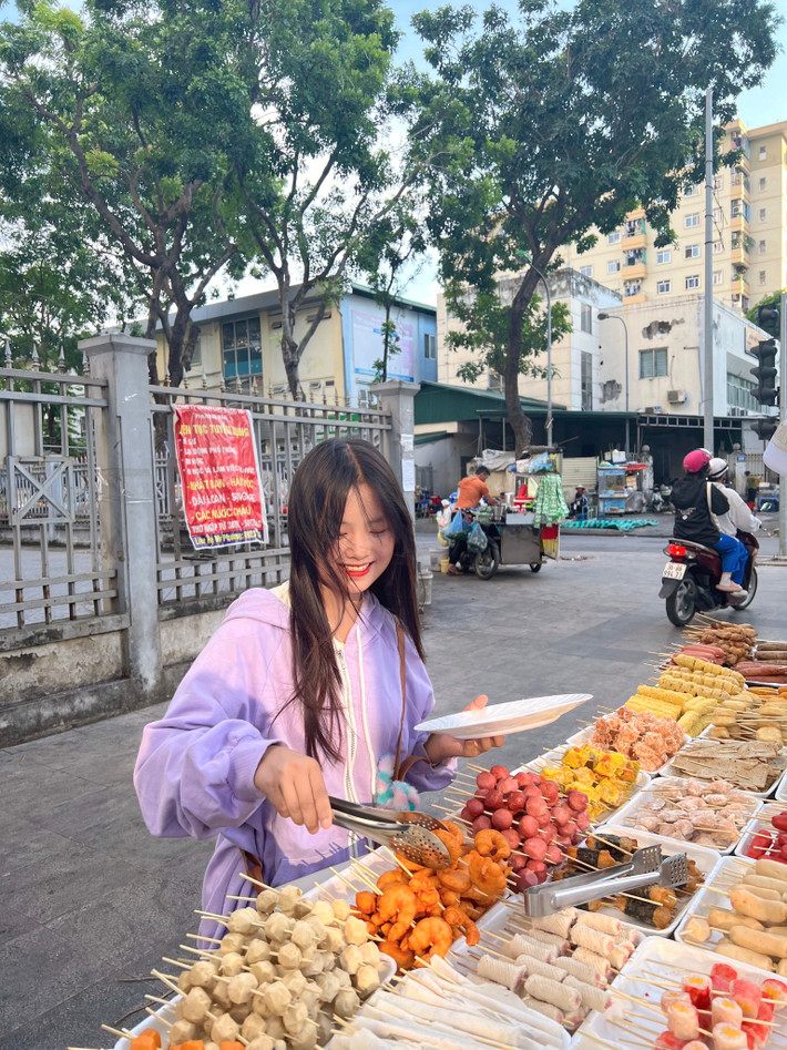 Điều giúp cô gái dân tộc này trở nên xinh đẹp hơn nữa chính là nhờ nụ cười rạng rỡ và hồn nhiên.