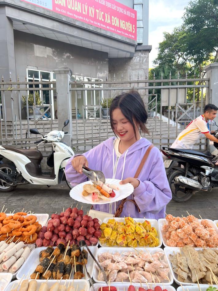 Mới đây, cô bé dân tộc Phúng Phính đã hóa thân thành một cô em bán xiên bên lề đường khiến ai nấy đều phải thả tim ầm ầm.