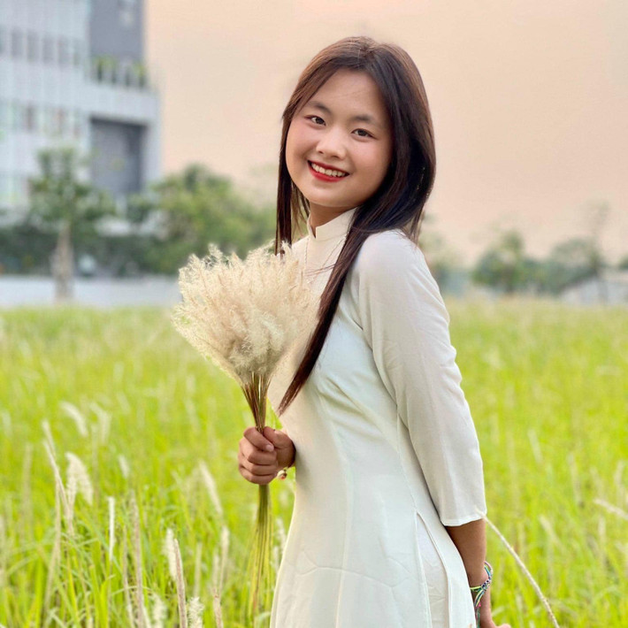 Xuống phố làm mẫu độc quyền, cô bé dân tộc từng nổi đình đám MXH một thời có tên Mua Thị Dua (tên thường gọi là Phúng Phính) nhận được sự quan tâm của đông đảo độc giả.