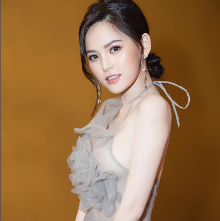 Cách đây vài năm, ở thời điểm phim sitcom hài Ghiền Mì Gõ còn khuấy đảo mạng xã hội, hot girl Phi Huyền Trang nổi lên như một hiện tượng và được nhiều khán giả yêu mến.