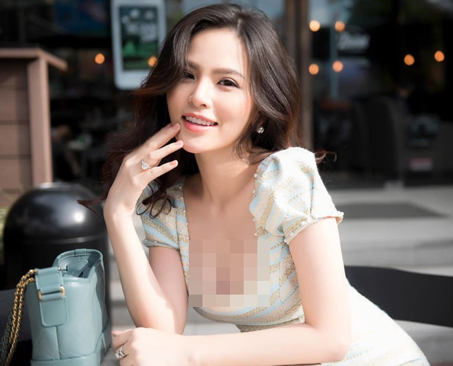 Sở hữu gương mặt xinh đẹp cùng thân hình nóng bỏng, hot girl Phi Huyền Trang nhanh chóng nổi tiếng và được công chúng ưu ái gọi với cái tên “Thánh nữ Mì Gõ”.