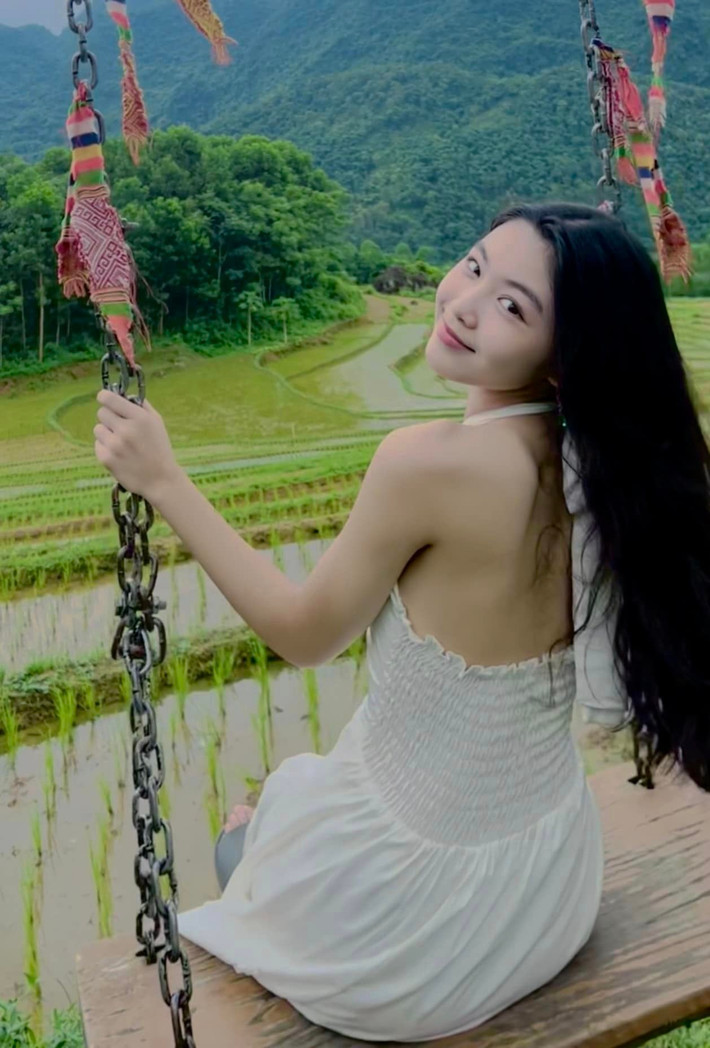 Tuy nhiên, MC Quyền Linh lại mong con không gia nhập showbiz sớm. Nguyên nhân anh đưa ra là do muốn con có môi trường phát triển bình thường như bao đứa trẻ khác.
