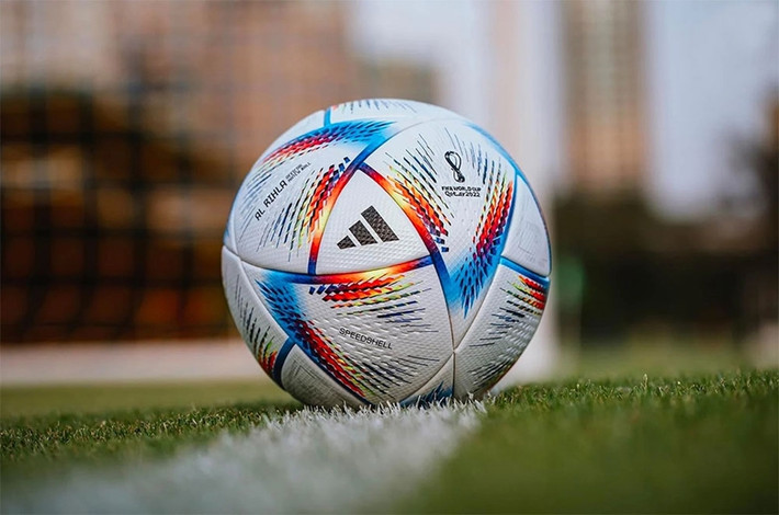 Ngoài ra một điểm đặc biệt khác của trái bóng World Cup 2022 chính là màu trắng ngọc trai và những đường nét trang trí rất sặc sỡ, giống với màu sắc lá cờ của nước chủ nhà Qatar và màu áo trắng truyền thống của người Arab.