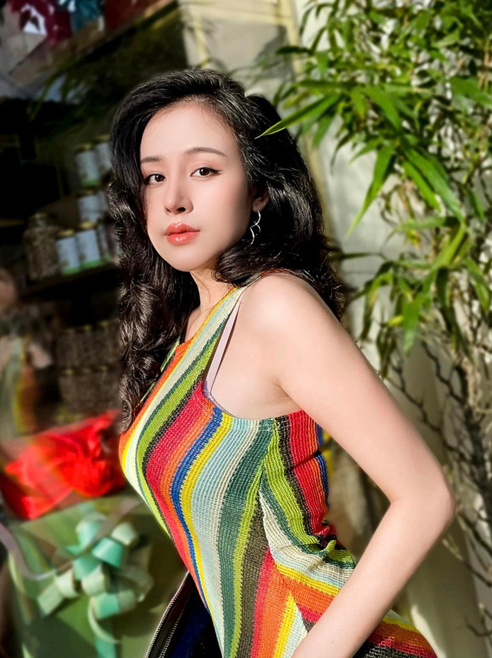 Giữa năm 2013 Bà Tưng bất ngờ trở thành tâm điểm chú ý với phong cách ăn mặc phóng khoáng, táo bạo, cô nàng nhận về không ít phản đối.