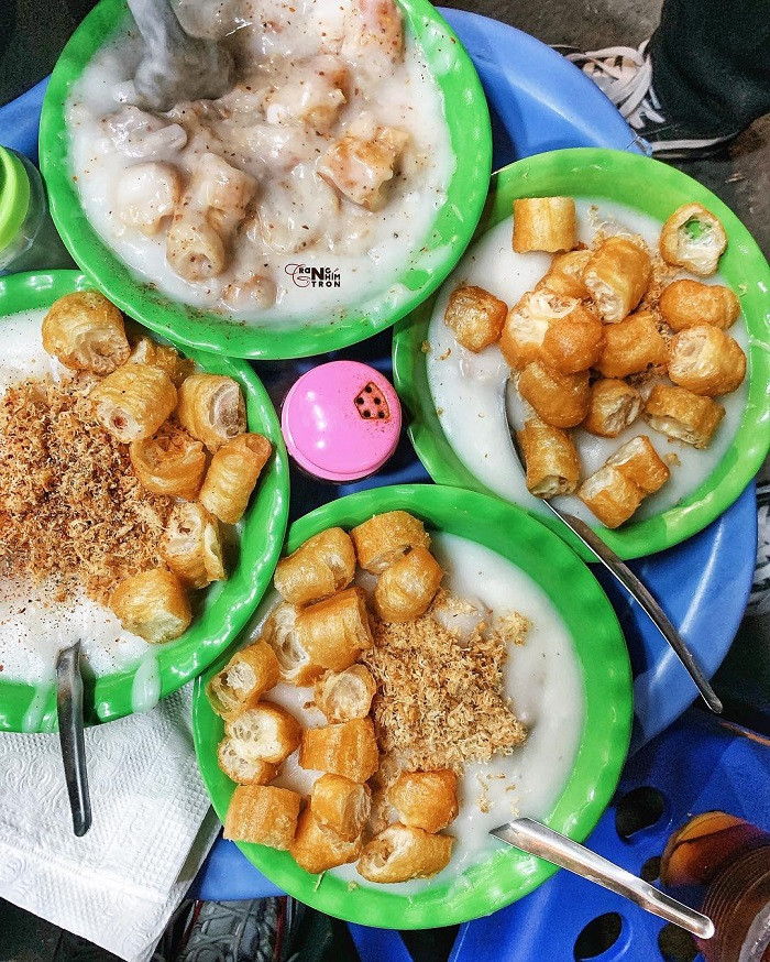 Trời Hà Nội bắt đầu se lạnh cũng là lúc những bát cháo sườn quẩy lên ngôi. Người ta ăn cháo sườn không kể buổi nào trong ngày, cũng chẳng kể mùa nào trong năm nhưng có lẽ thích hợp nhất vẫn là vào những đêm trời thu, khi thời tiết bắt đầu se se lạnh.