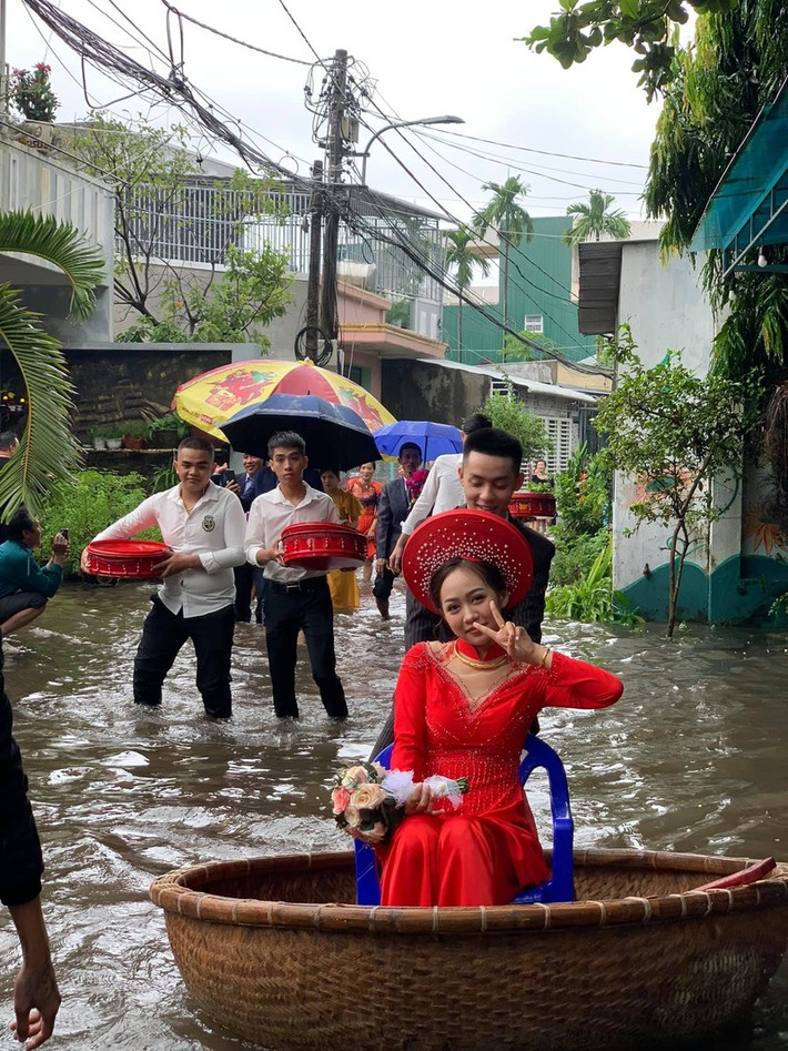 Có thể thấy, thông thường, ngày cưới đã được định trước từ lâu nên dù thời tiết không ủng hộ thì hầu hết các cặp đôi vẫn phải tổ chức hôn lễ theo kế hoạch.