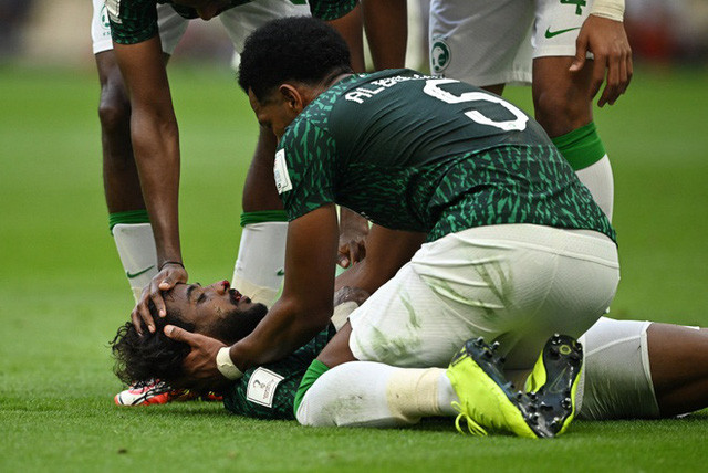 Ngoài sự cố gãy mũi, tại World Cup 2022 từng xảy ra chấn thương vỡ cơ hàm nghiêm trọng với cầu thủ Saudi Arabia - Yasser Al Shahrani.