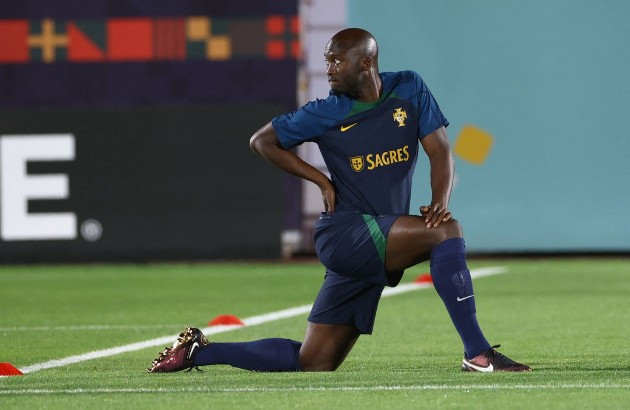 Theo kết quả thăm khám của bác sĩ, Danilo Pereira bị gãy 3 xương sườn, vắng mặt ít nhất 2 trận đấu còn lại của vòng bảng.