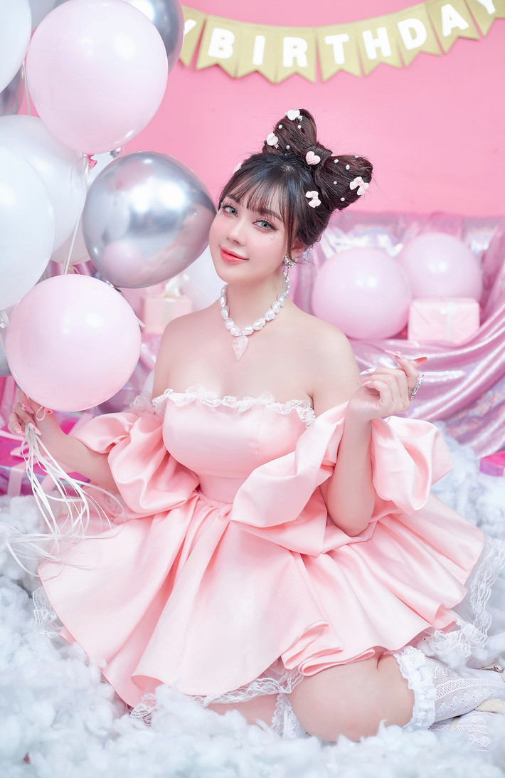 Mới đây trên trang cá nhân, hot girl Âu Hà My đã cập nhật loạt ảnh mới toanh màu sắc rực rỡ.
