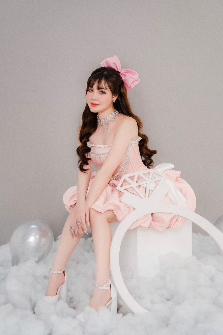 Chính chủ của bộ ảnh khiến người xem khó nhận ra vì ngoại hình ngày một đổi khác.