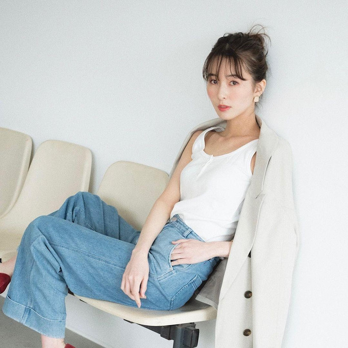 Thông tin về Reina Fujisaka không có nhiều. Cô sinh ra tại Osaka, Nhật Bản, làm nghề người mẫu.