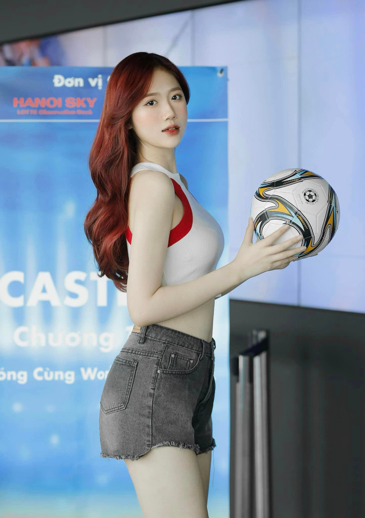 Tham gia Nóng cùng World Cup 2022, Lan Nhi gây ấn tượng với vóc dáng cao “chuẩn mẫu” 1m74, nét đẹp giản dị.