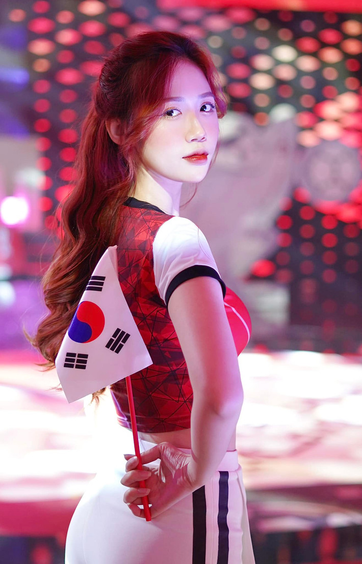 Số đo ba vòng của hot girl Nóng cùng World Cup này là 84–60–90. Đây là thân hình mơ ước của rất nhiều thiếu nữ.