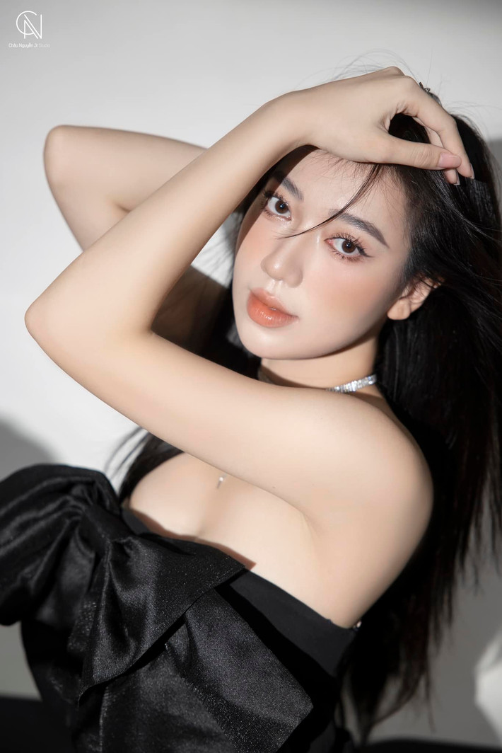 Cô gây ấn tượng với cộng đồng mạng bởi gương mặt xinh đẹp thanh tú, cùng vẻ ngoài tự tin và năng động.