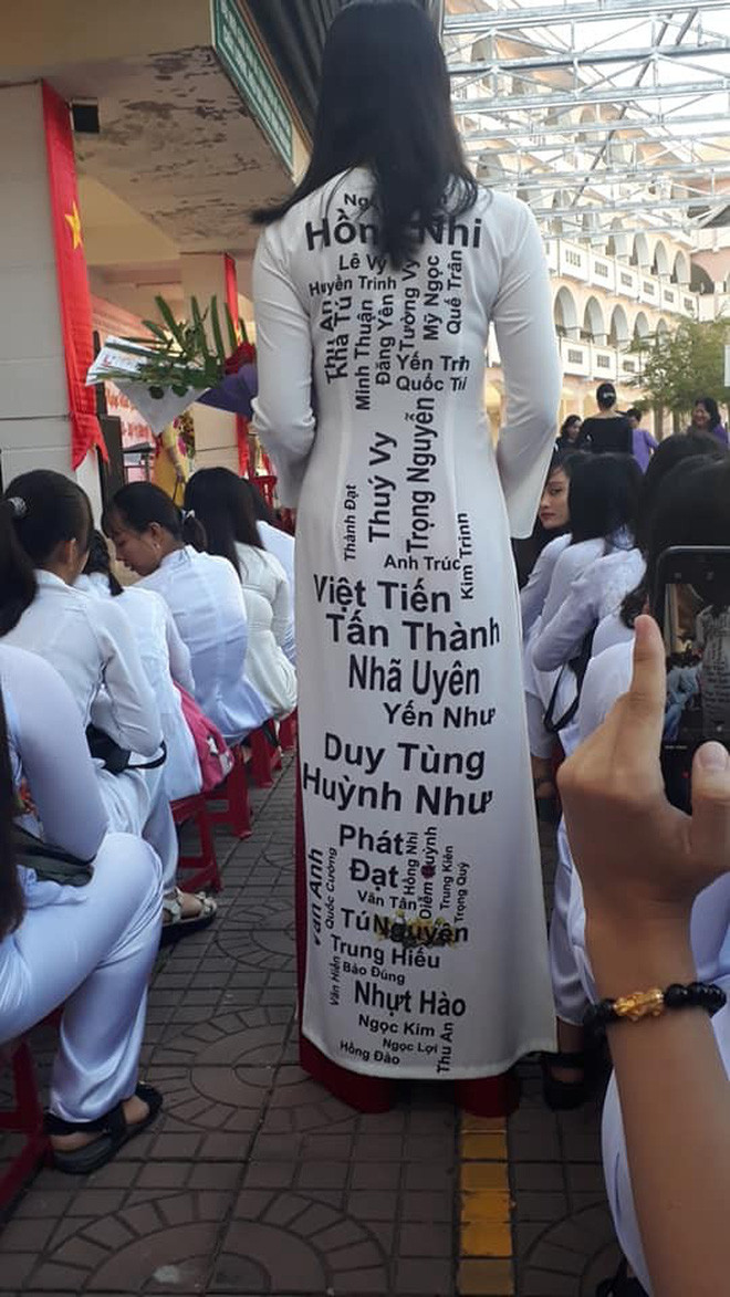 Cô giáo này không mặc áo dài môn học mình dạy mà thay vào đó in tên toàn bộ thành viên trong lớp lên trên.