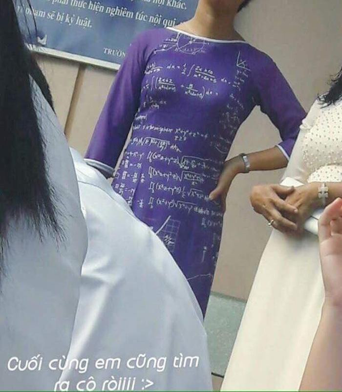 Là một môn khó nhằn và lắm công thức, cô giáo dạy toán in luôn đề bài và bài giải lên áo cho khiến học sinh thích thú.