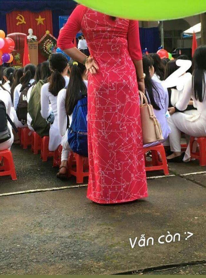 Vừa yêu nghề lại yêu học sinh, các cô giáo quyết định in bài giảng lên luôn áo dài.