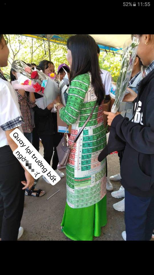 Trong bộ áo dài độc lạ, các cô giáo vẫn giữ được nét đẹp truyền thống bên cạnh đó có sự cuốn hút riêng.