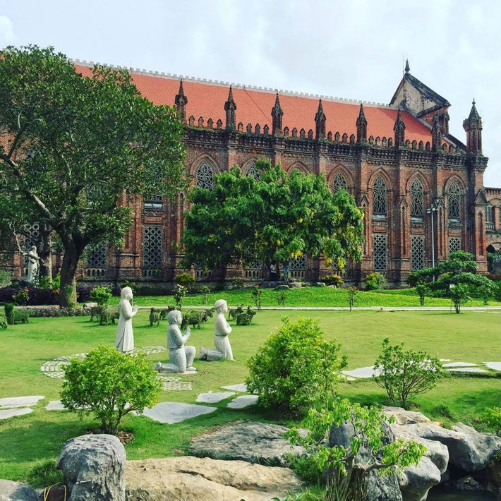 Bên cạnh những địa điểm check in nổi tiếng ở Ninh Bình thì Đan Viện Châu Sơn cũng là nơi khiến ai cũng phải trầm trồ bởi giống như Châu Âu thu nhỏ.