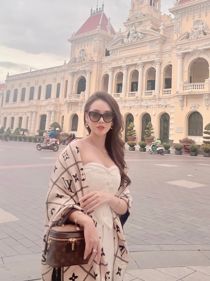 Cô sở hữu nhan sắc xinh đẹp cùng vóc dáng cân đối và thời trang quyến rũ, sang chảnh.
